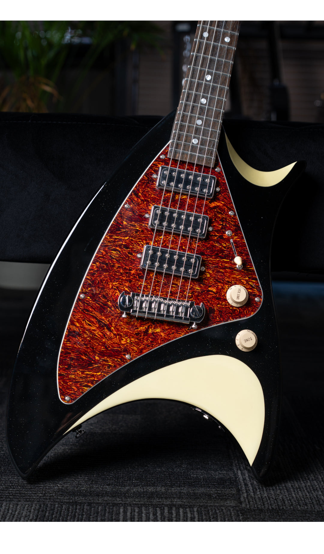 Backlund Breadliner Electric Guitar #color_black-creme