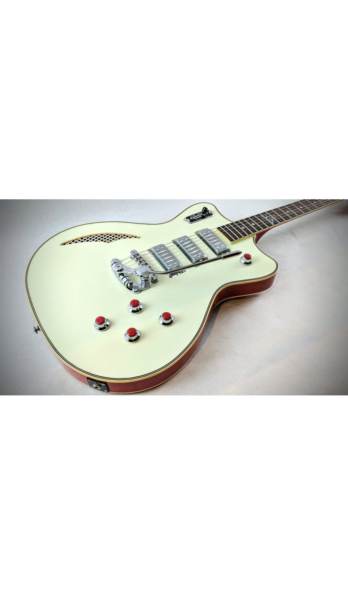 Eastwood Guitars Bill Nelson Astroluxe Cadet DLX Vintage Cream and Fiesta Red #color_vintage-cream-and-fiesta-red